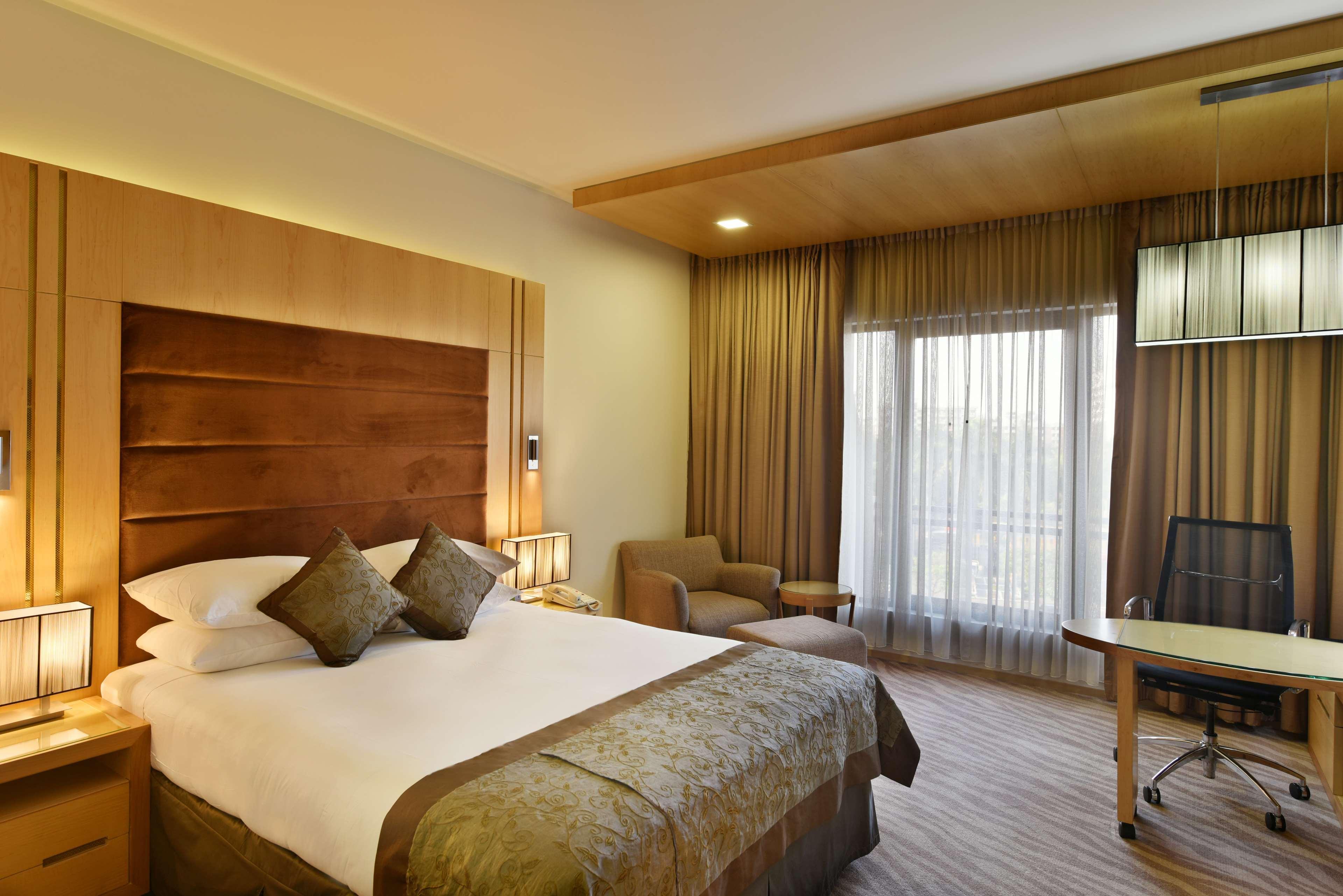Отель Radisson Blu Dhaka Water Garden Экстерьер фото