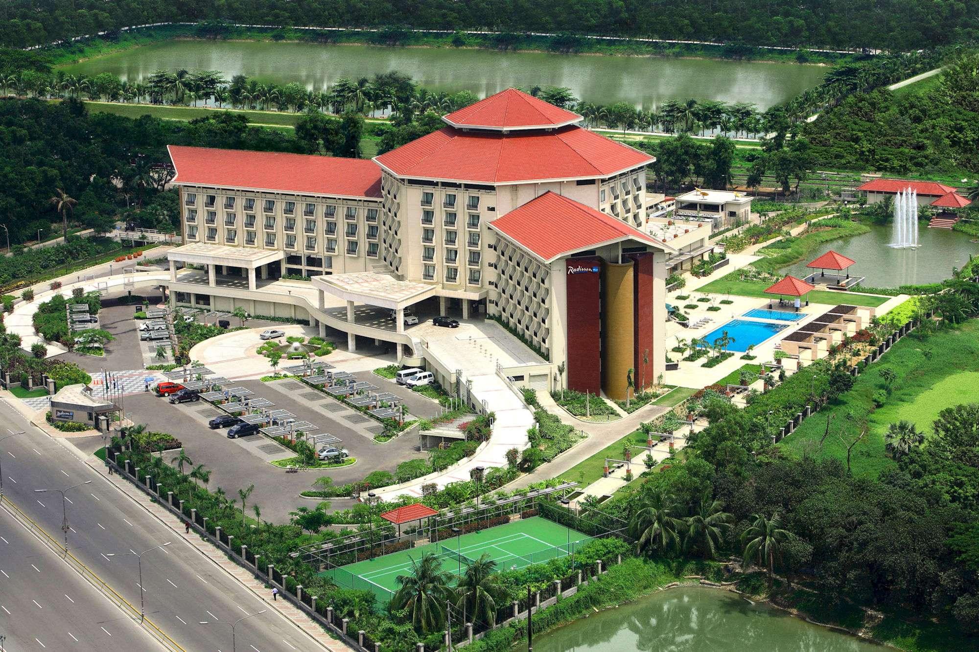 Отель Radisson Blu Dhaka Water Garden Экстерьер фото