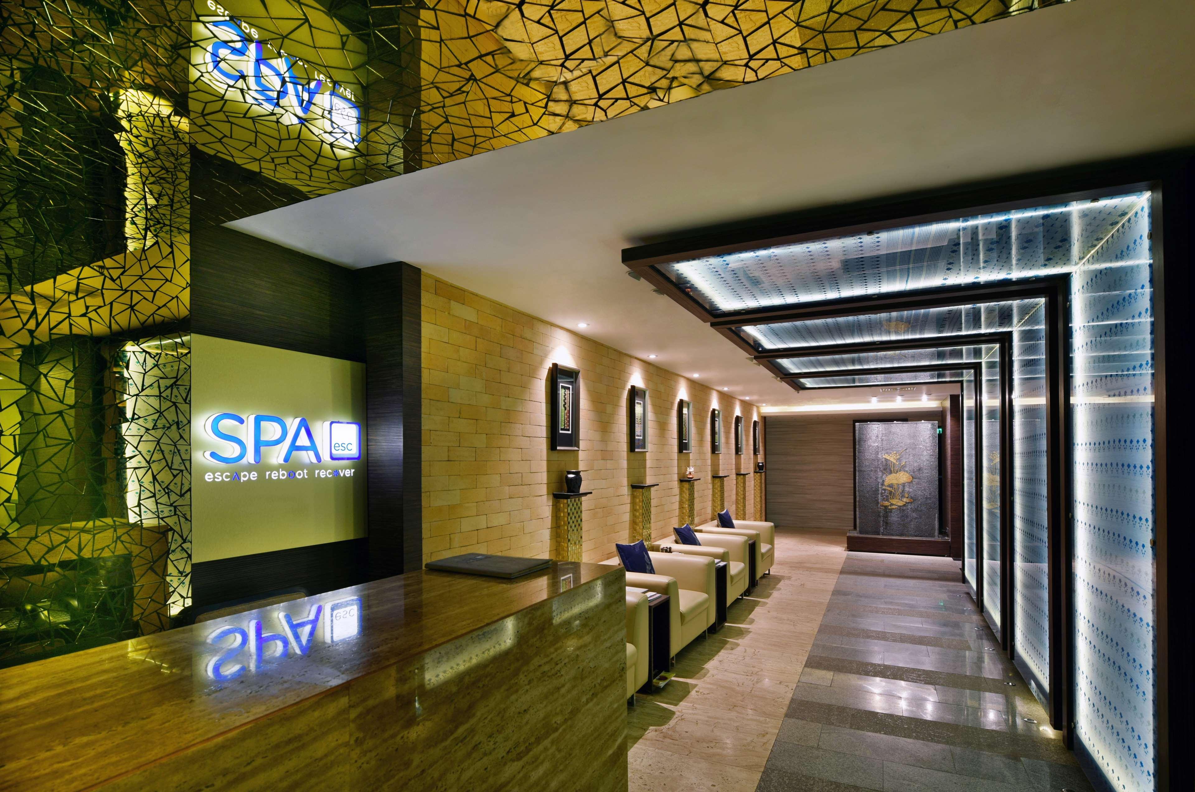 Отель Radisson Blu Dhaka Water Garden Экстерьер фото