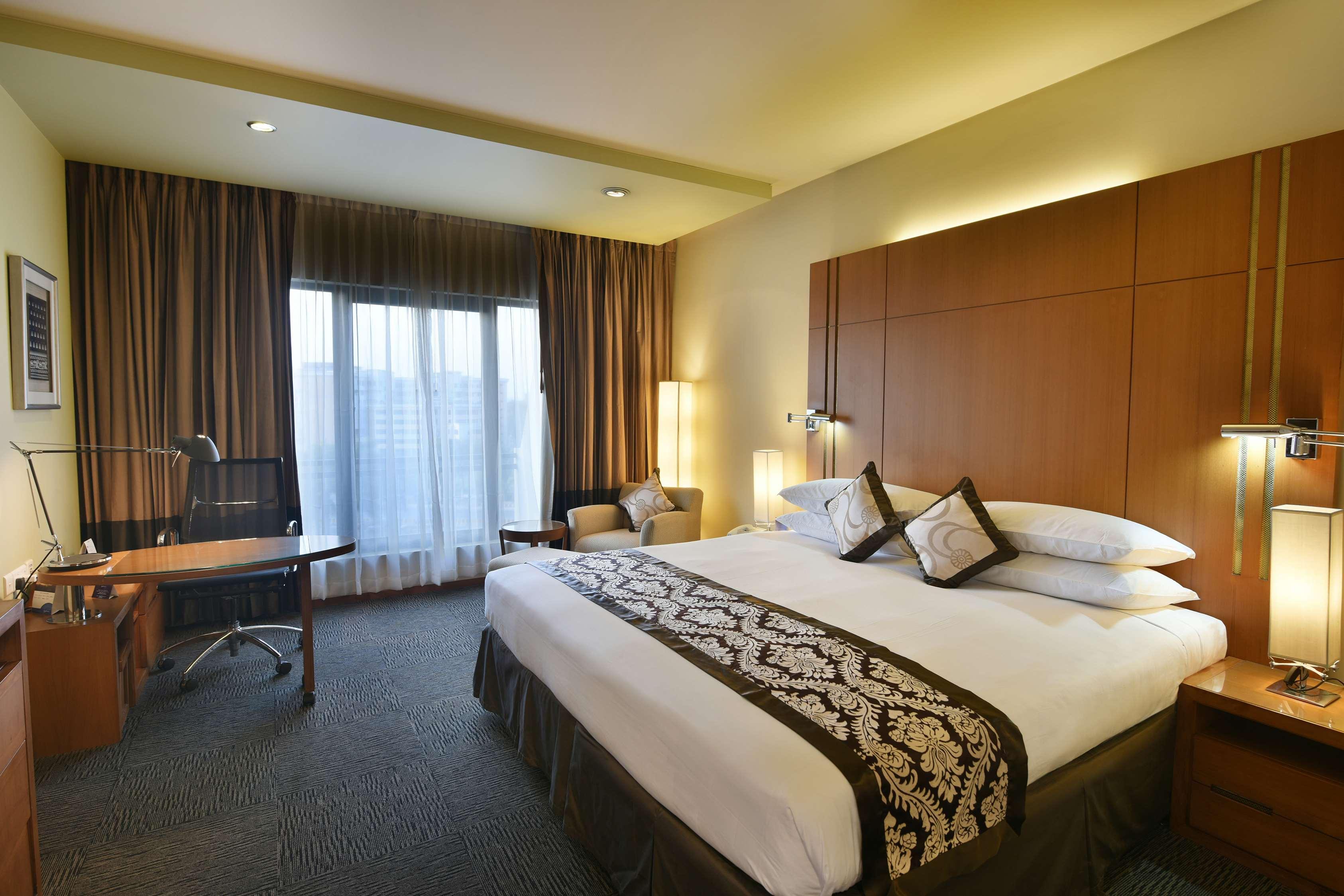 Отель Radisson Blu Dhaka Water Garden Экстерьер фото
