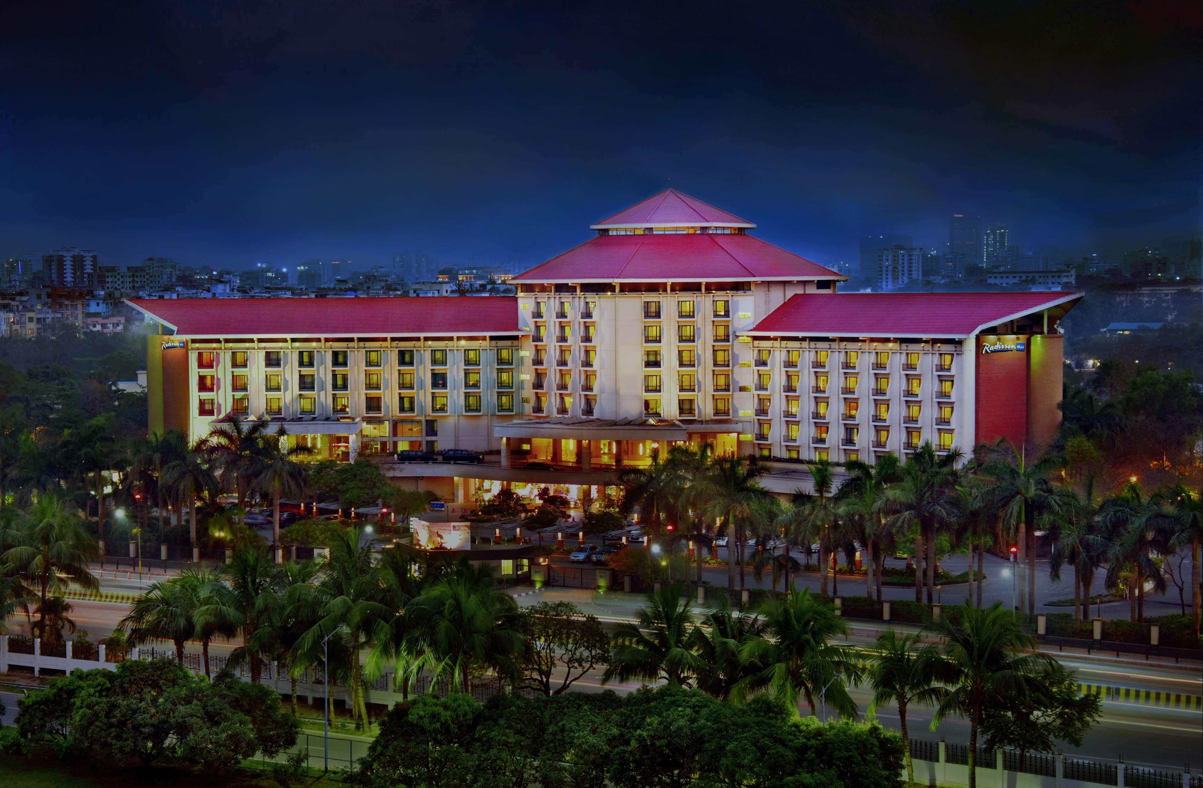 Отель Radisson Blu Dhaka Water Garden Экстерьер фото