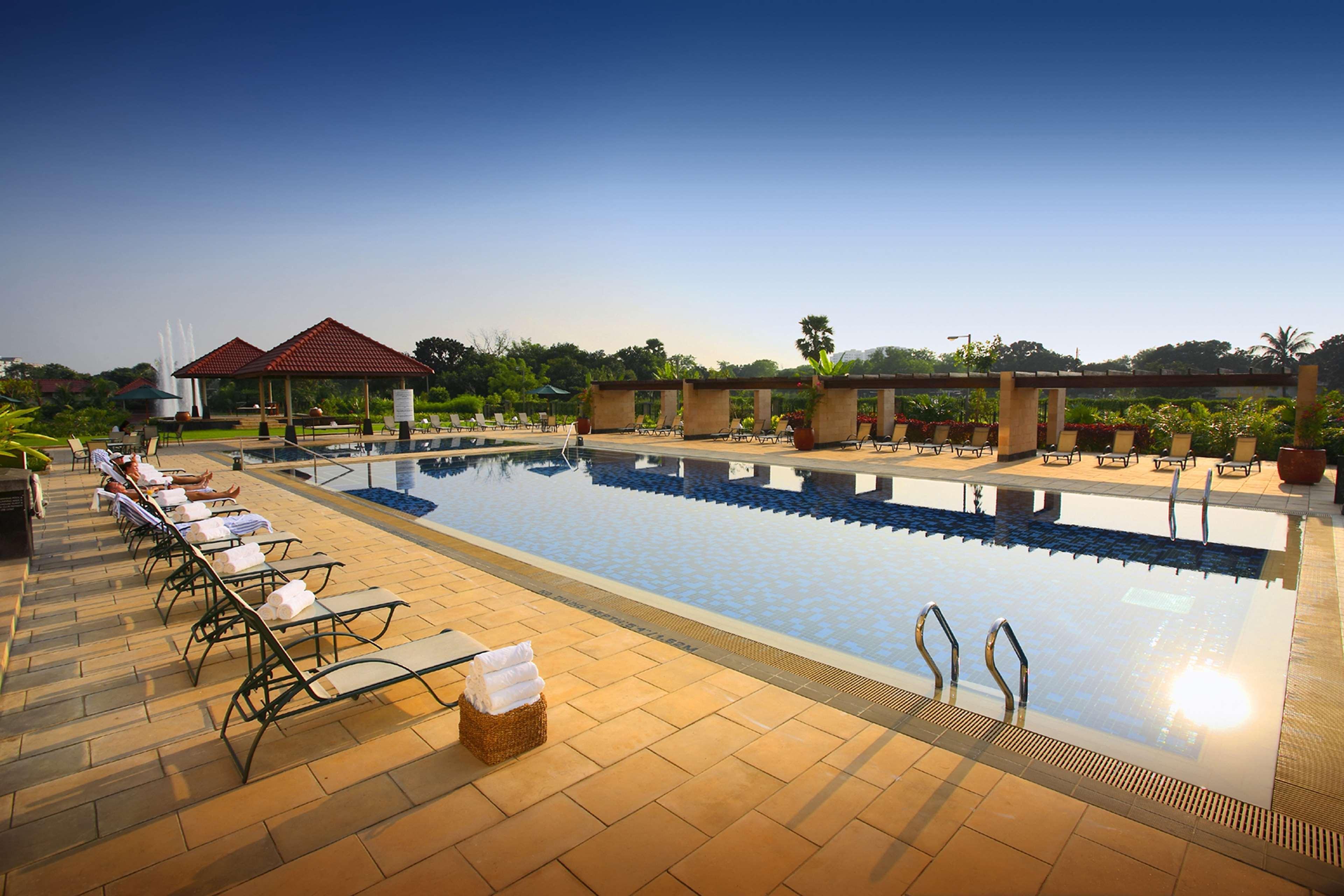 Отель Radisson Blu Dhaka Water Garden Экстерьер фото