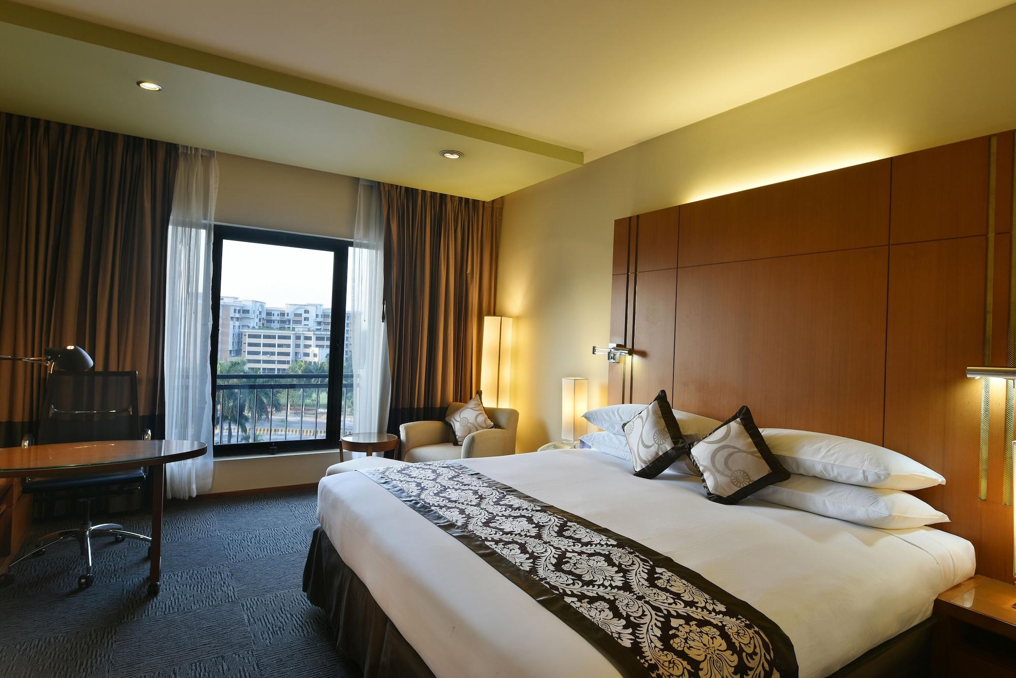 Отель Radisson Blu Dhaka Water Garden Экстерьер фото