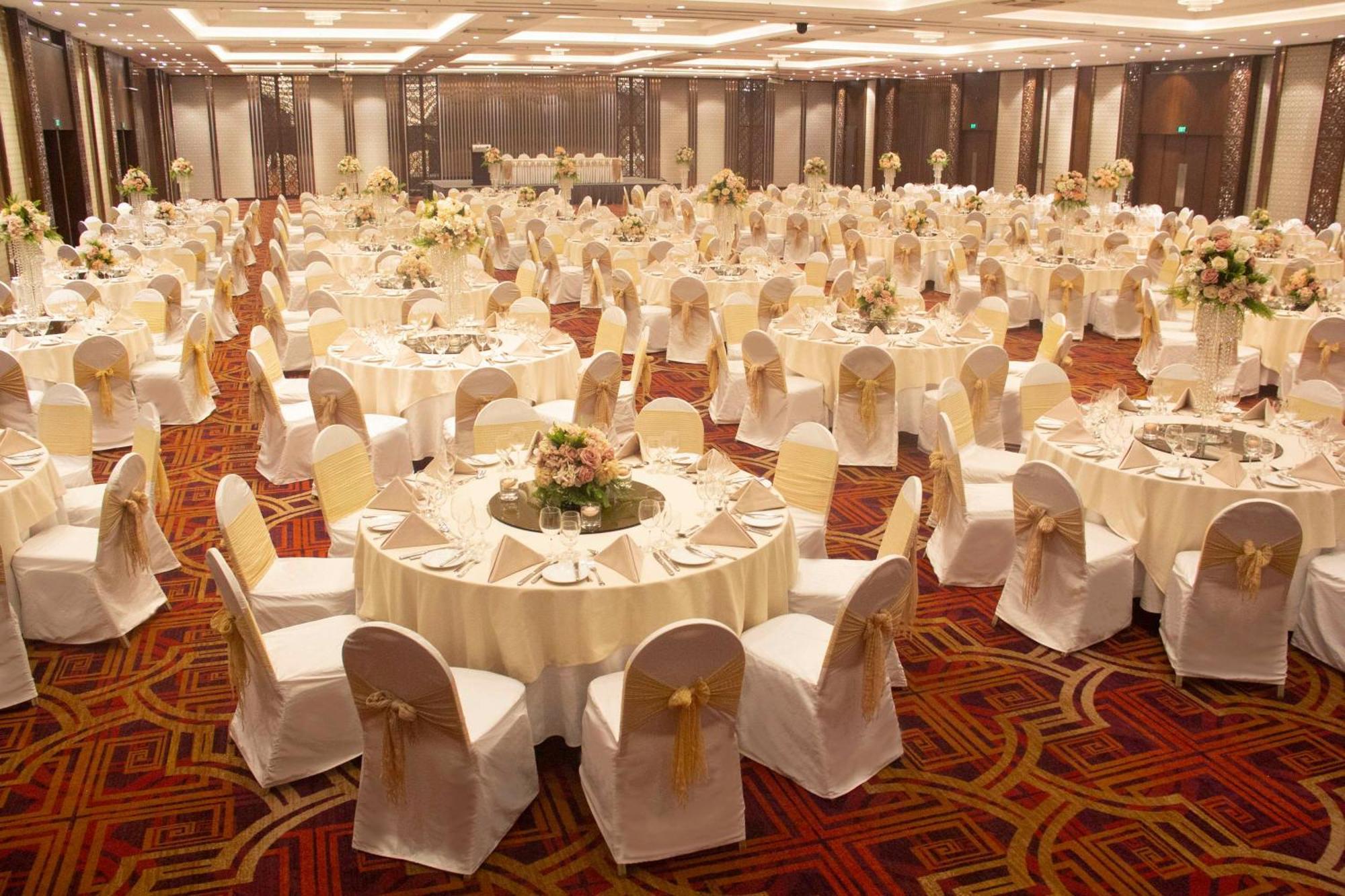 Отель Radisson Blu Dhaka Water Garden Экстерьер фото